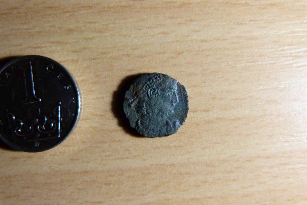 AE3  GLORIA EXERCITVS   330-348 AD