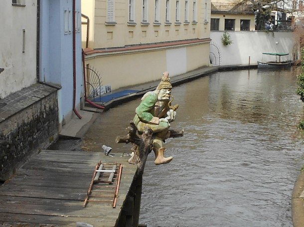 Magnet fishing