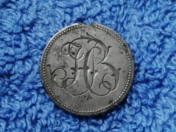 Přívěsek s monogramem a erbem