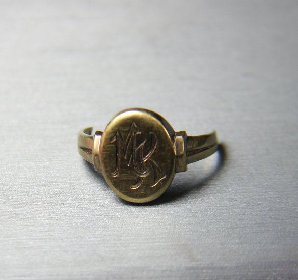 Pochroumaný gold ring