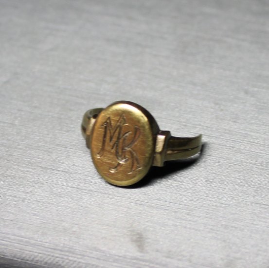 Pochroumaný gold ring