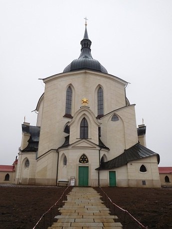 Křížek z terénních úprav poutního palouku  vedle kostela sv. Jana Nepomuckého na Zelené hoře.