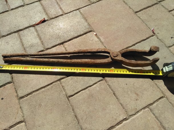 Blacksmith tongs