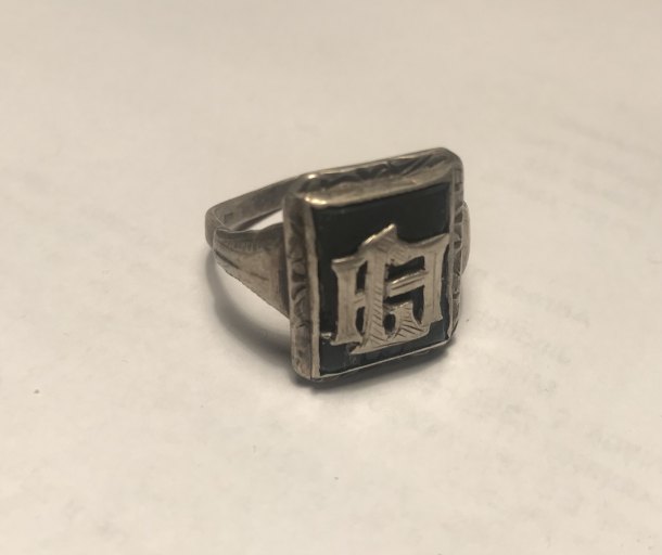 Ring s monogramem