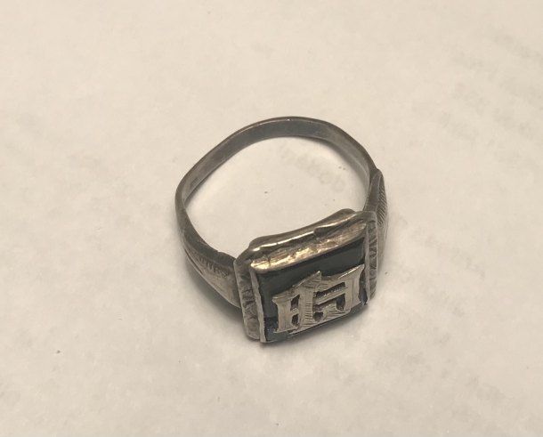 Ring s monogramem