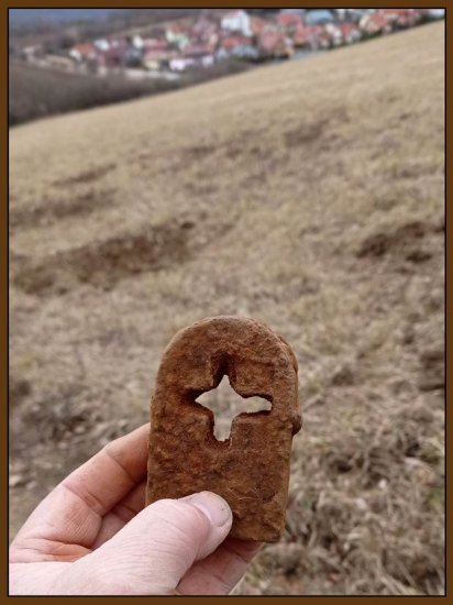 Železný masiv s vyřezaným křížem