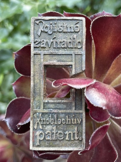 Pojistné zavíradlo - patent