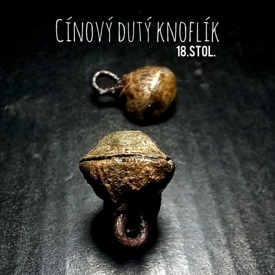 Cínový dutý knoflík.