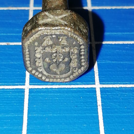 Mini pečetítko s monogramem.