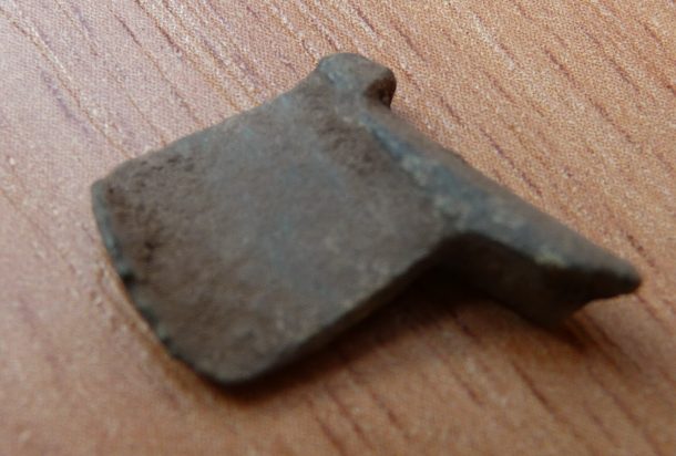 Fragment bronzové spony římského tipu