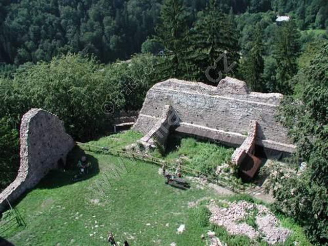 A zase zřícenina