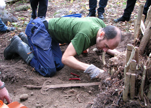 Slavnostní meč krále Gustava I nalezený detektorem kovů