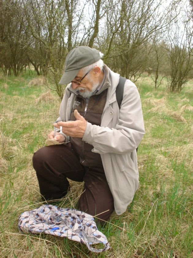 Pan doktor Sedláček určje nalezené předměty