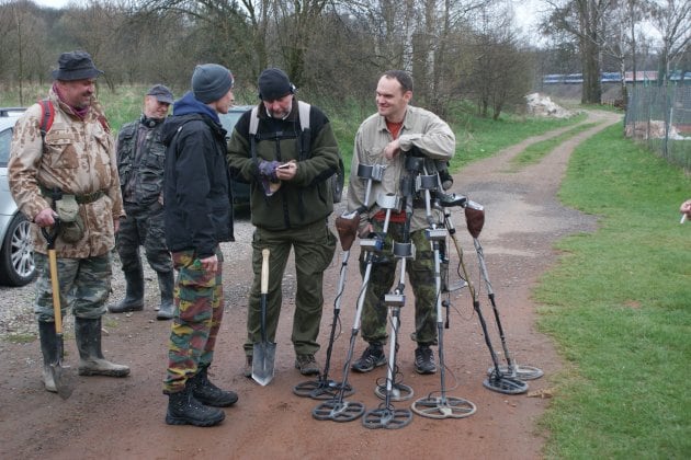 Předseda rozděluje klacky