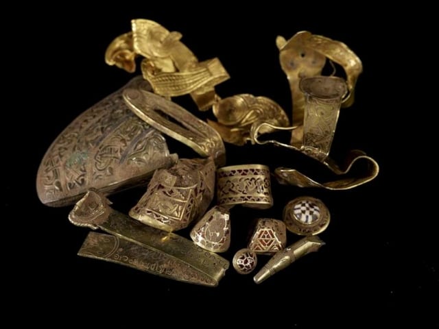 Staffordshire Hoard - největší anglo-saský depot nalezený detektorem kovustále šokuje