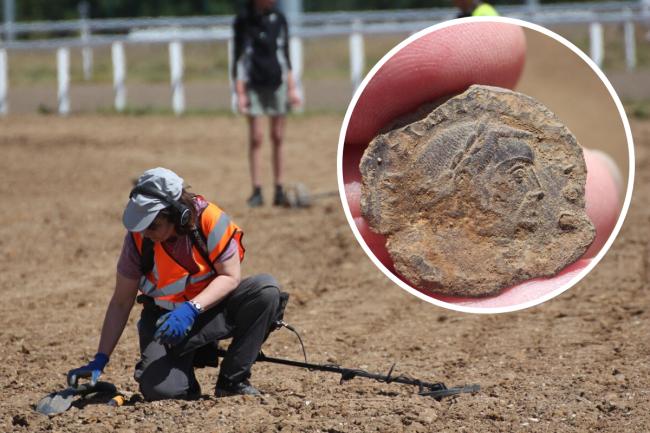 Římské mince, šperky a další předměty byly nalezeny na dostihové dráze v Anglii