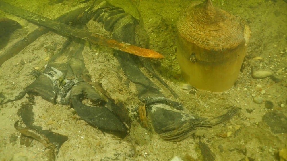 V litevském jezeře našli pozdně středověkého bojovníka i s výstrojí