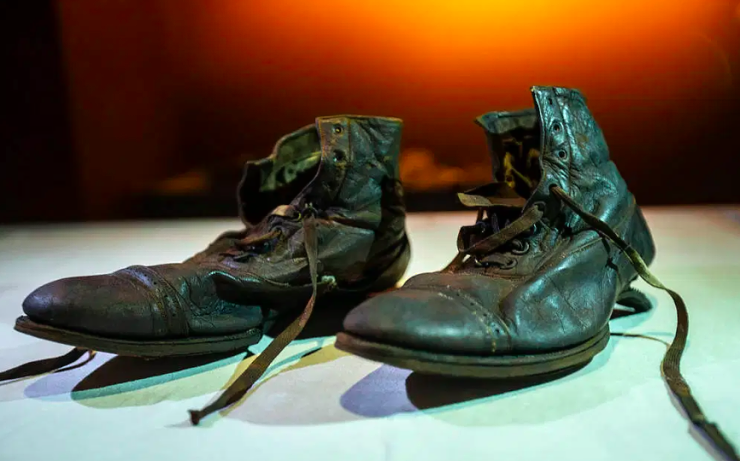 3. 6. 2012 Spooky pictures of shoes and coat from Titanic