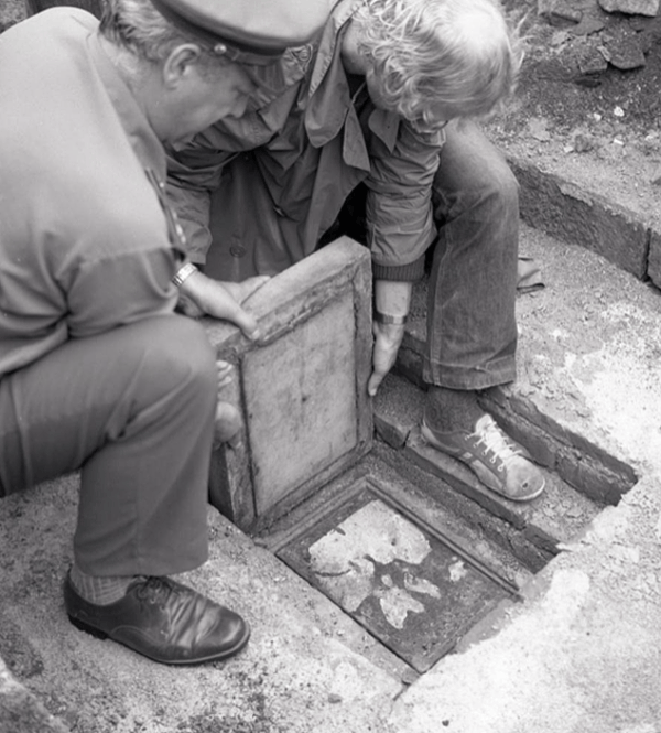 6.10.1982 Poklad z pomníku