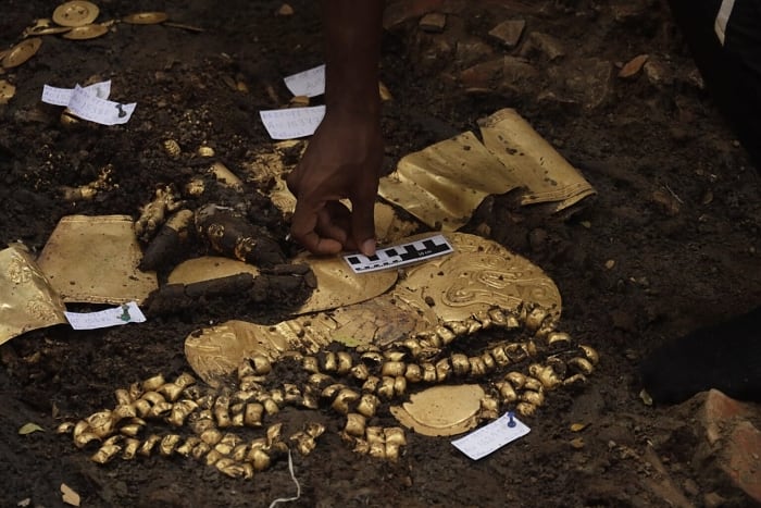 Elite Indian tomb full of gold