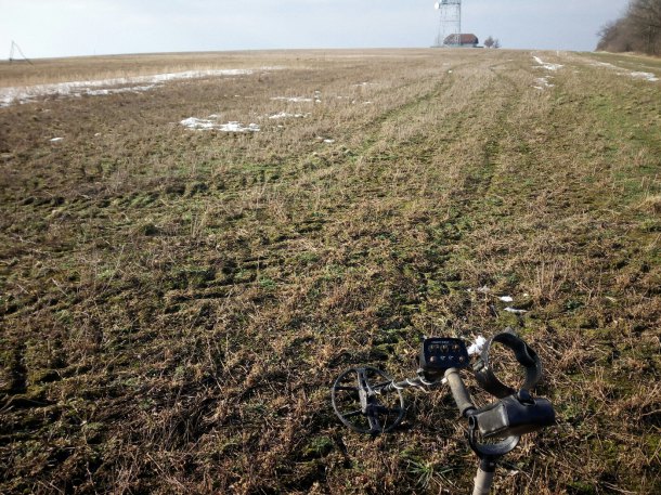 Dnesni poobedova hledecka.Vyrazil jsem na tri hodky,do poli se jit nedalo,tak zbyvala louka.
Krasny pocasi pet minci,nejaky naboje a samozdrejme hromada plisku 