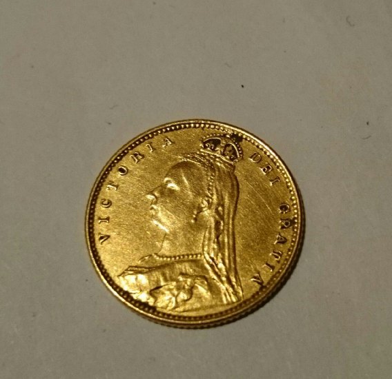 konec listopadu a štěstí se asi moc unavilo a sedlo na vola. teta Victoria, ještě před úplným očištěním. Half sovereign 1892 