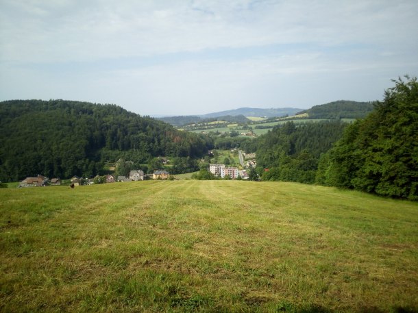 pohled na hřbitov a v pozadí Bradlo 