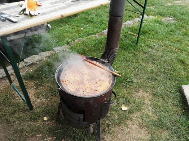 včera povedená akce , grilování a guláš na svatbě:-)