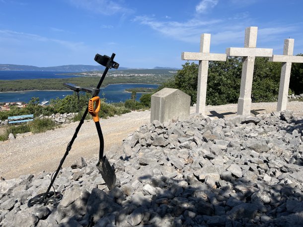 ...Krk je samej štěrk a prach... a udusaná hlína...
Borci, nápad dobrej, ale lozit tady s detektorem... aspoň ten výhled stojí ta to! Ráno prubnu pláž. Jsem zvě