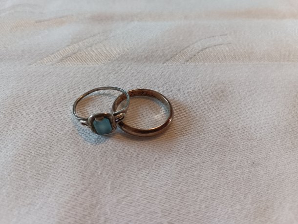 ...tak dnes má přítelkyně zabodovala hned s dvouma prstýnkama 💍💍 
Oba dva našla v lese 🌲 
Ten první prsten 💍 si vůbec nejsem jistý zda je to stříbro, jelikož ne