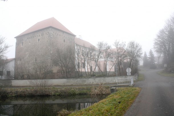 Svojšická tvrz