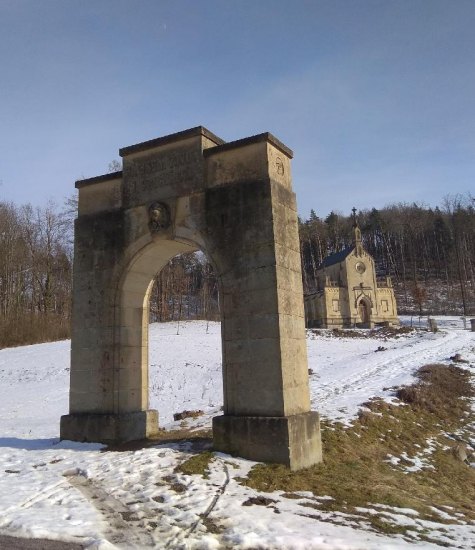 Kaple a portál v Lanžově