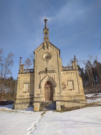 Kaple a portál v Lanžově