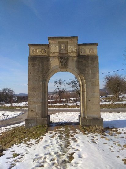 Kaple a portál v Lanžově