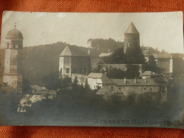 Vyhořelý hrad.