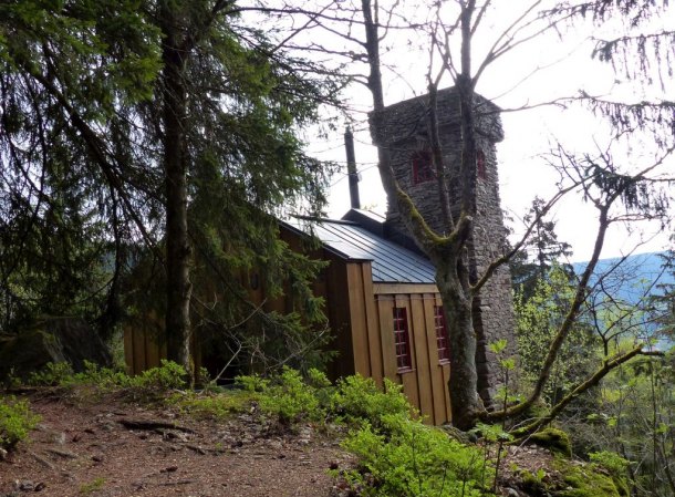 Lesní hrádek Aichelburg.