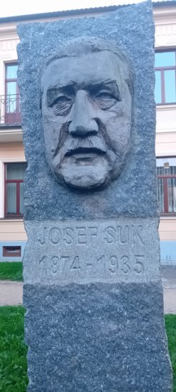 -- pomník Josefa Suka --