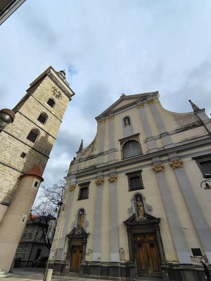 Maltézský kříž vytesaný v rámu dveří katedrály sv. Mikuláše