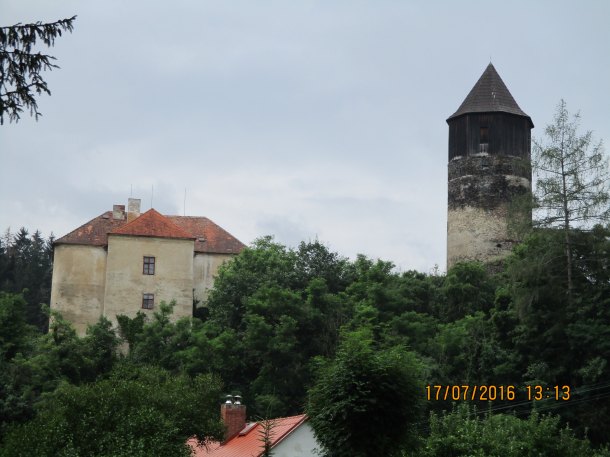 Popraviště tam, kde se válejí lidi ve stanech, a přívěsech nyní